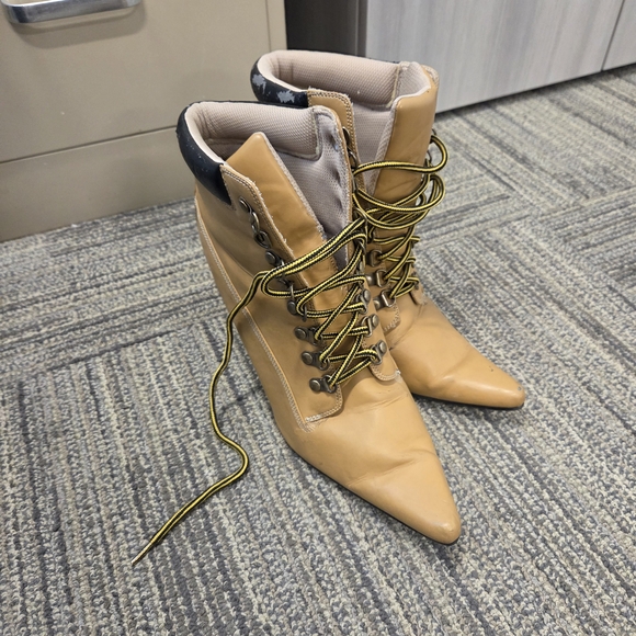SOLD Stylish Tan Lace-Up Women's Boots - Picture 1 of 12